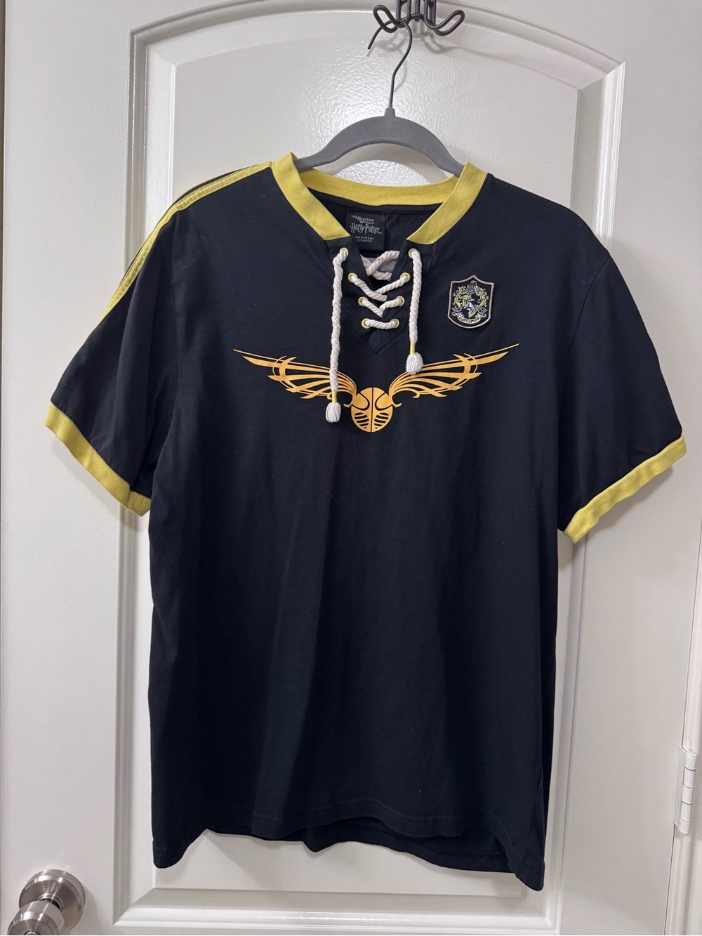 Hufflepuff Harry Potter golden snitch shirt from Universal Studios Size Large